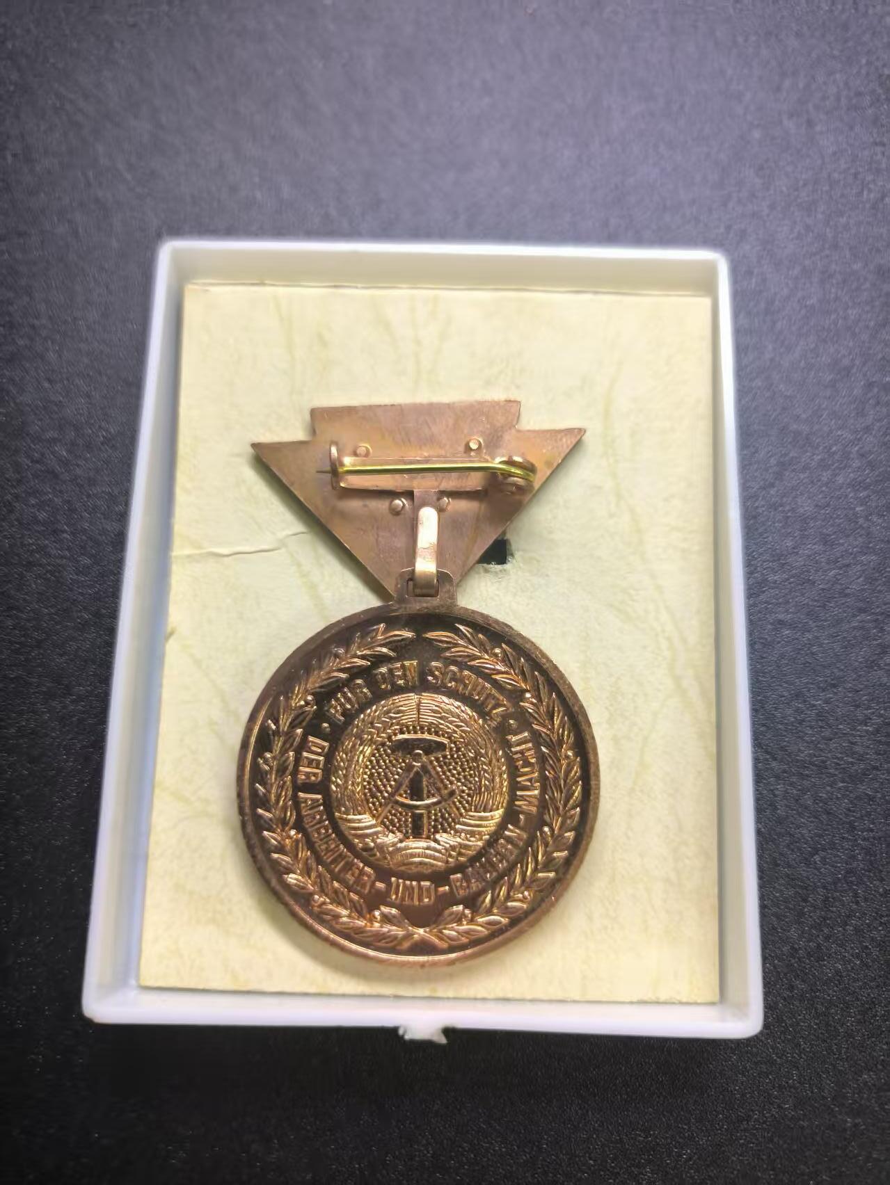 云宸嘉赏-勋臻文献佳藏优品精选场次（低佣 转发佣金红包） 民主德国人民军预备役军官奖章带盒 