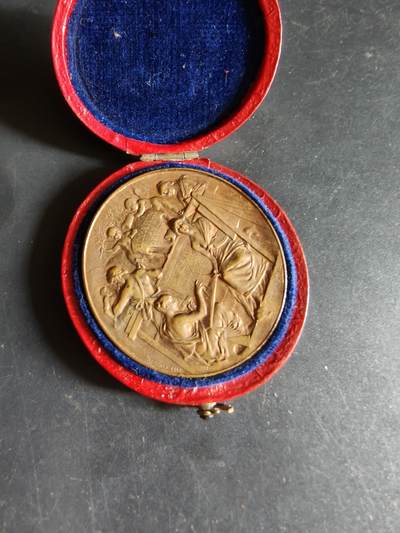 老王徽章第190期 - 法国利摩日国立装饰艺术学院大铜章     大师路易·波特作品     原盒       直径42mm      重量35.8g