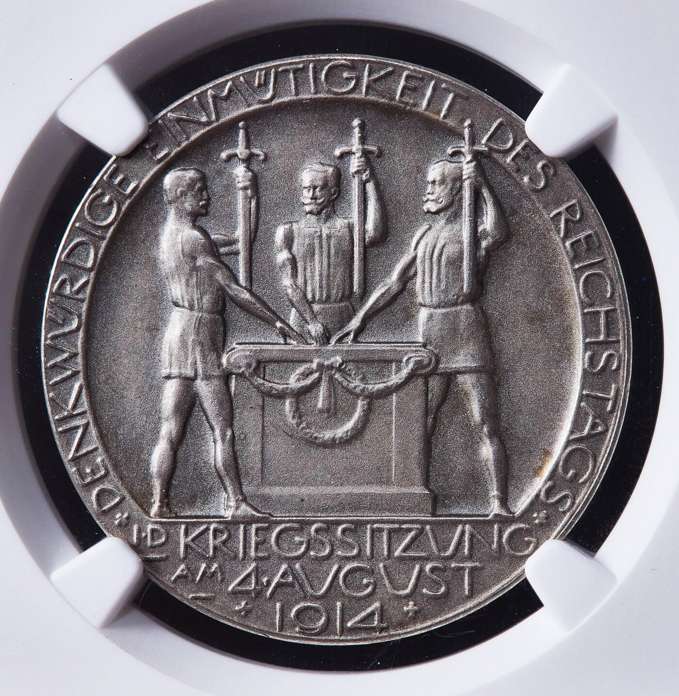 【俄甄集藏】2026年(050)04-01星期三 晚 19:30 全场包邮 德国1914年纪念一战同盟国与协约国开战纪念银章，NGC MS64，双鹰大战鸡狗熊，磨砂工艺，名誉品种，黄油彩原味包浆