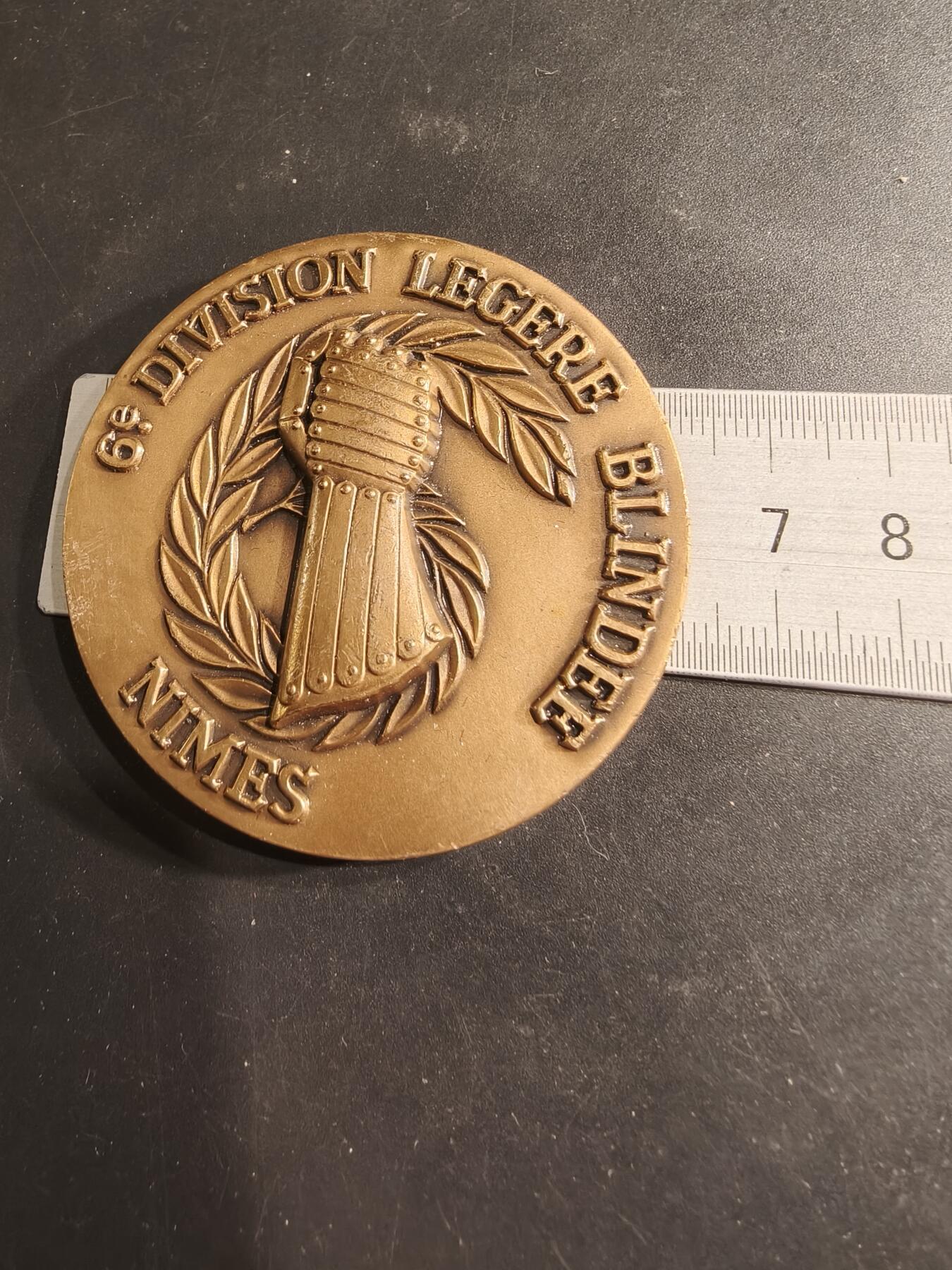 老王徽章第190期 法国陆军第6轻装甲旅大铜章     授予让·平斯曼少将      直径64mm     重量132.6g