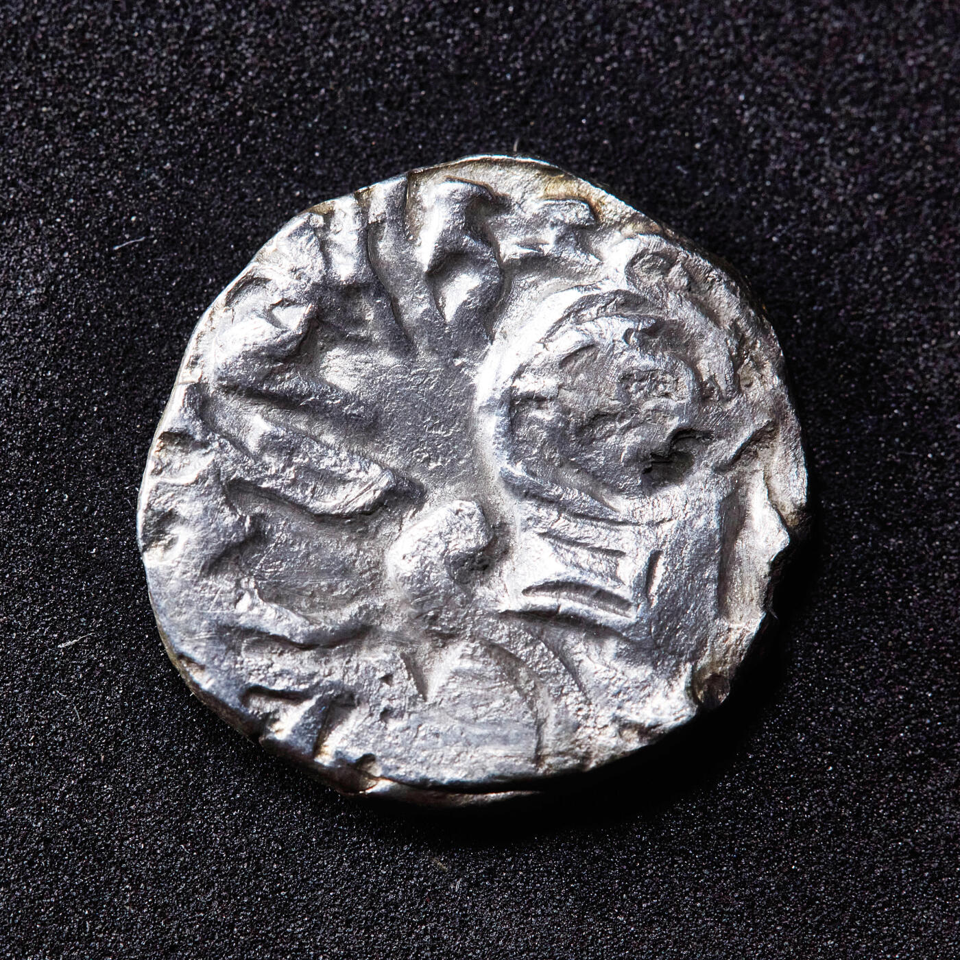 【俄甄集藏】2026年(050)04-01星期三 晚 19:30 全场包邮 印度沙希王朝公元8世纪-9世纪萨曼塔·提婆1吉塔尔瘤牛骑士银币，正面骑士，背面瘤牛，直径：17mm，重量：4克，底光犹存