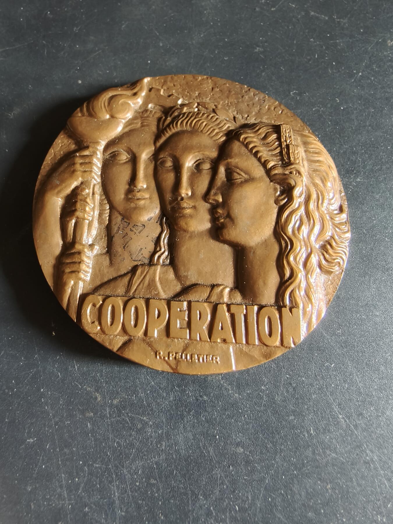 老王徽章第190期 法国《合作》主题大铜章    装饰风格    高浮雕    原盒     直径68mm    重量215.9g