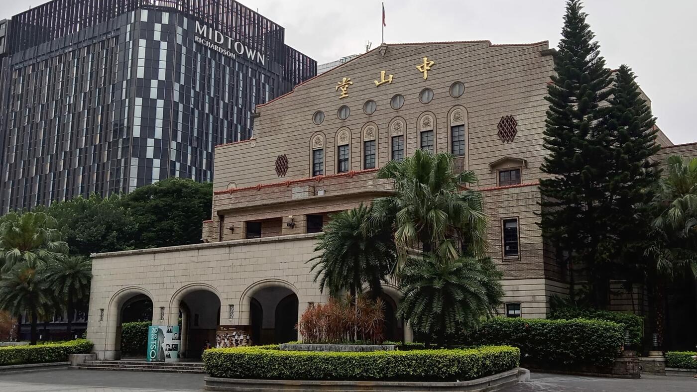 【俄甄集藏】2026年(050)04-01星期三 晚 19:30 全场包邮 中国1995年纪念台湾回归中国50周年10元精制大银币，NGC PF67UC，重31.1035克，999银，发行量5000枚