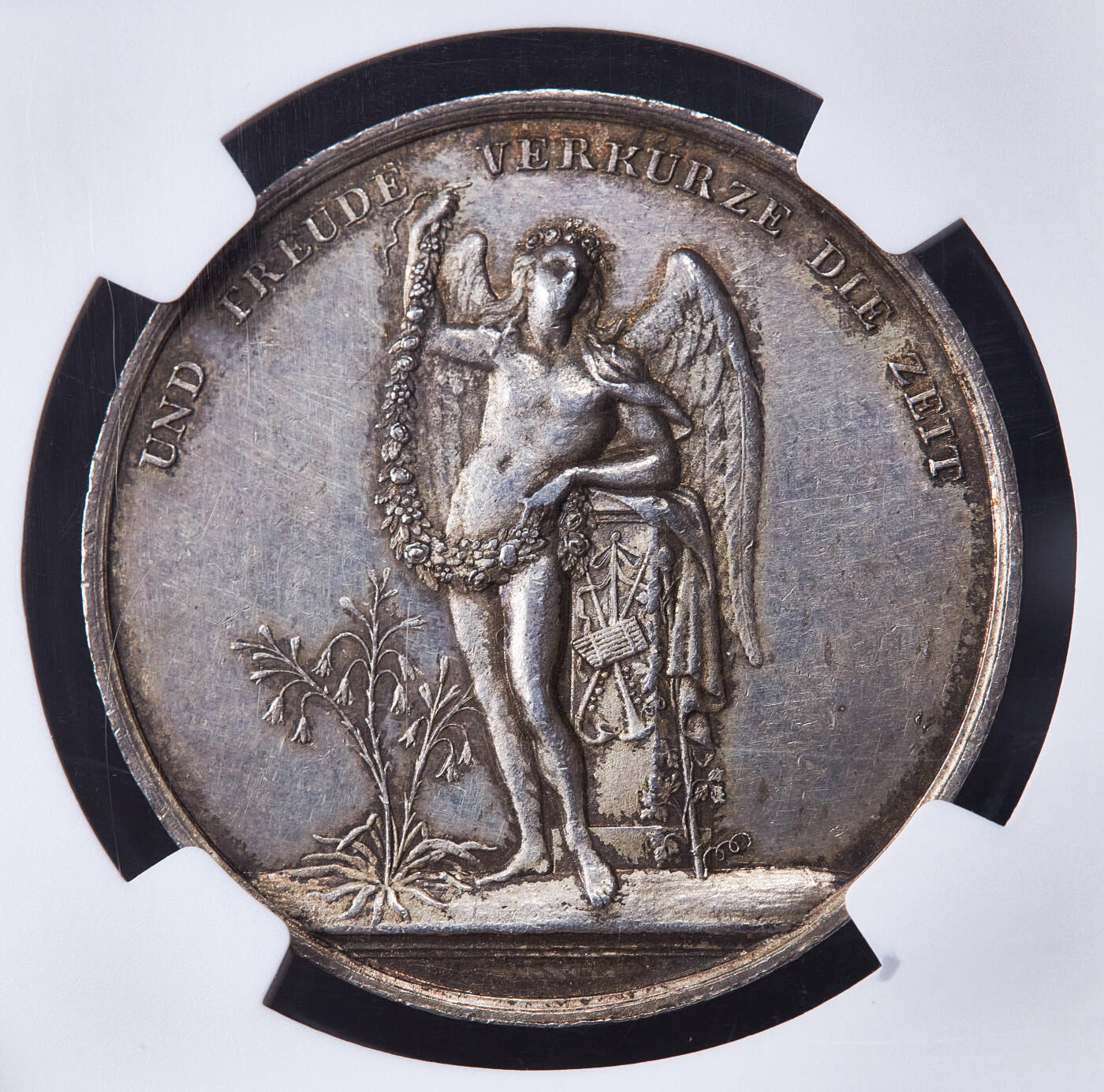 【俄甄集藏】2026年(050)04-01星期三 晚 19:30 全场包邮 德国18世纪双翼青春之神造像友好与健康祈福银章，NGC MS62，名家Loos作品，“健康让生命更长久，欢乐让时光更美好”，寓意佳，黄油彩原味包浆，稀少品种