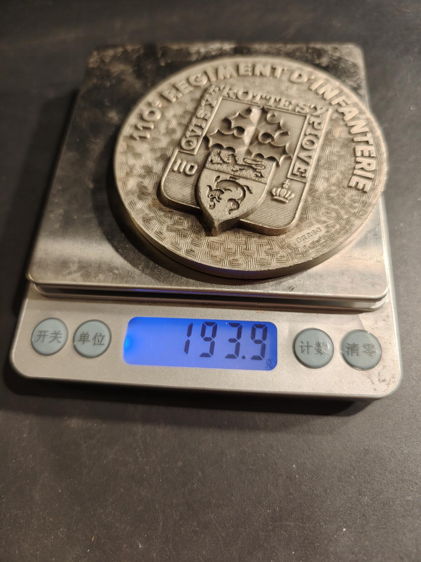 老王徽章第190期 法国陆军110步兵团纪念章    背面为110步兵团成立以来经历过的著名战役，如霍恩林登战役、凡尔登战役、索姆河战役、马恩河战役等       直径80mm     重量193.9g