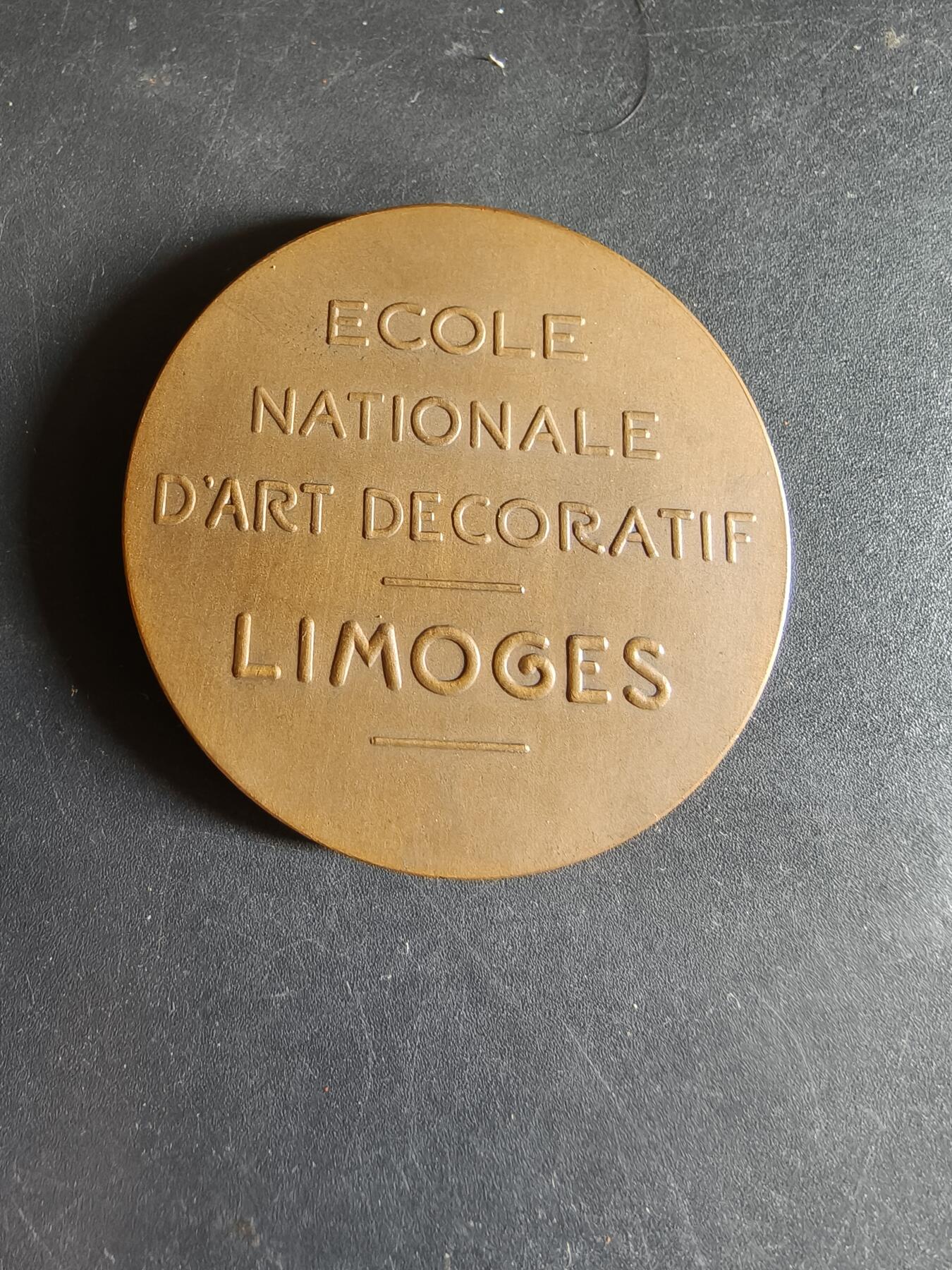 老王徽章第190期 法国利摩日国立装饰艺术学院大铜章     大师路易·波特作品     原盒       直径45mm      重量47.3g