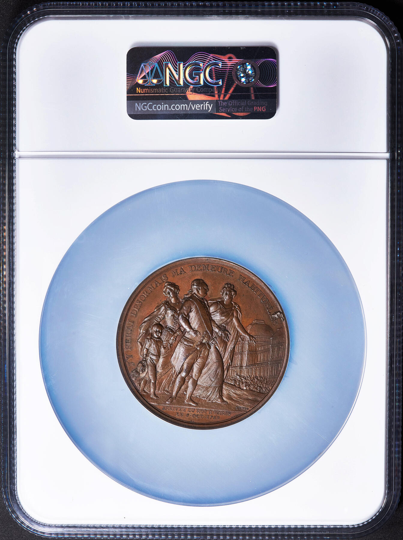 【俄甄集藏】2026年(050)04-01星期三 晚 19:30 全场包邮 法国1789年纪念大革命路易十六王室被迫迁往巴黎大铜章，NGC MS62，象征法国王权终结，共和开端，十分著名的历史题材纪念章，原铸难得，高浮雕，巧克力包浆，直径：50mm，名誉品种