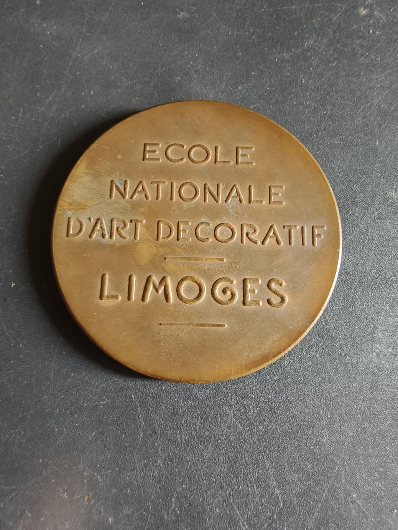 老王徽章第190期 法国利摩日国立装饰艺术学院大铜章     大师路易·波特作品     原盒       直径45mm      重量43.5g