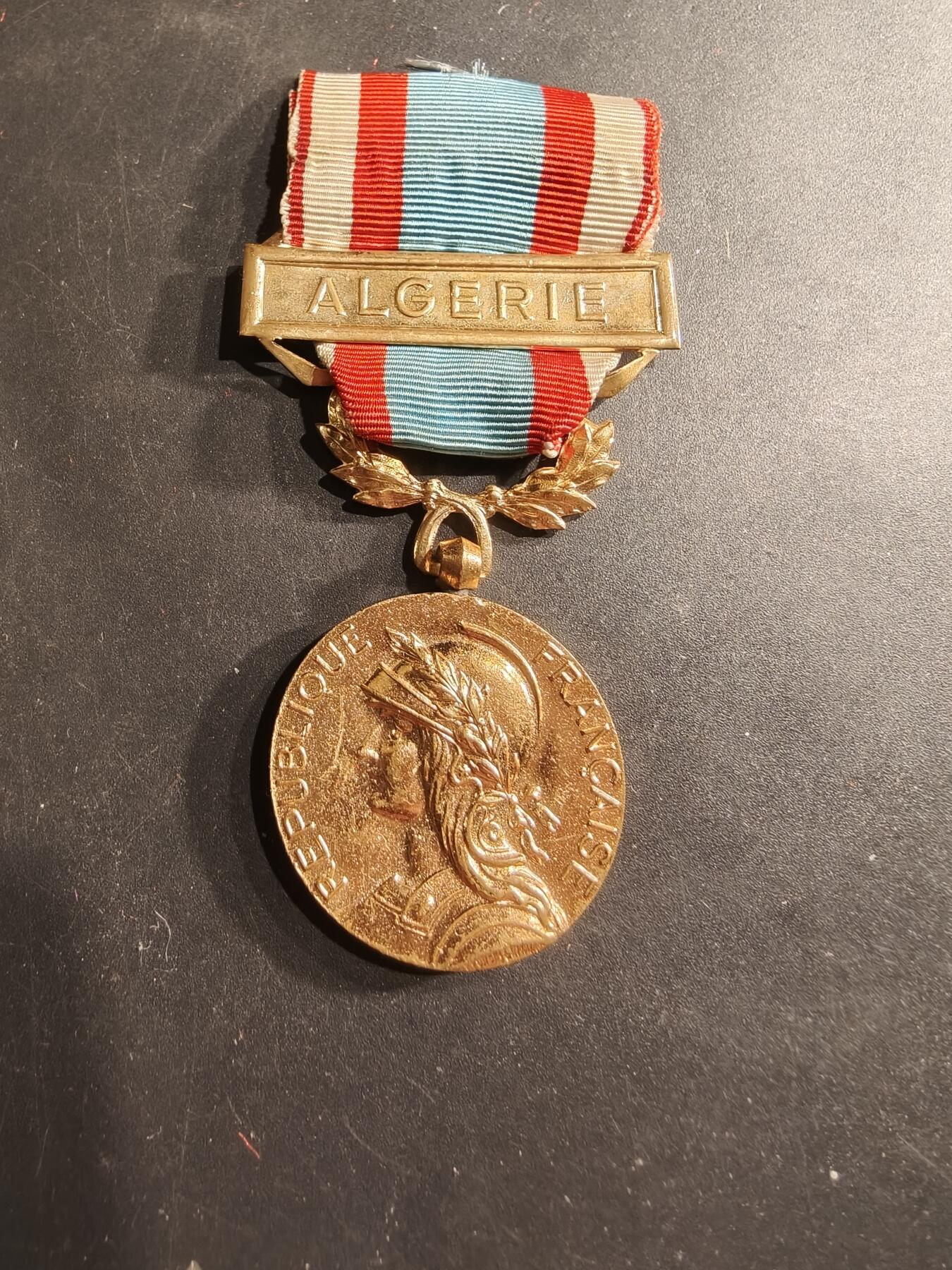 老王徽章第190期 法国北非安全行动战役奖章    阿尔及利亚勋条