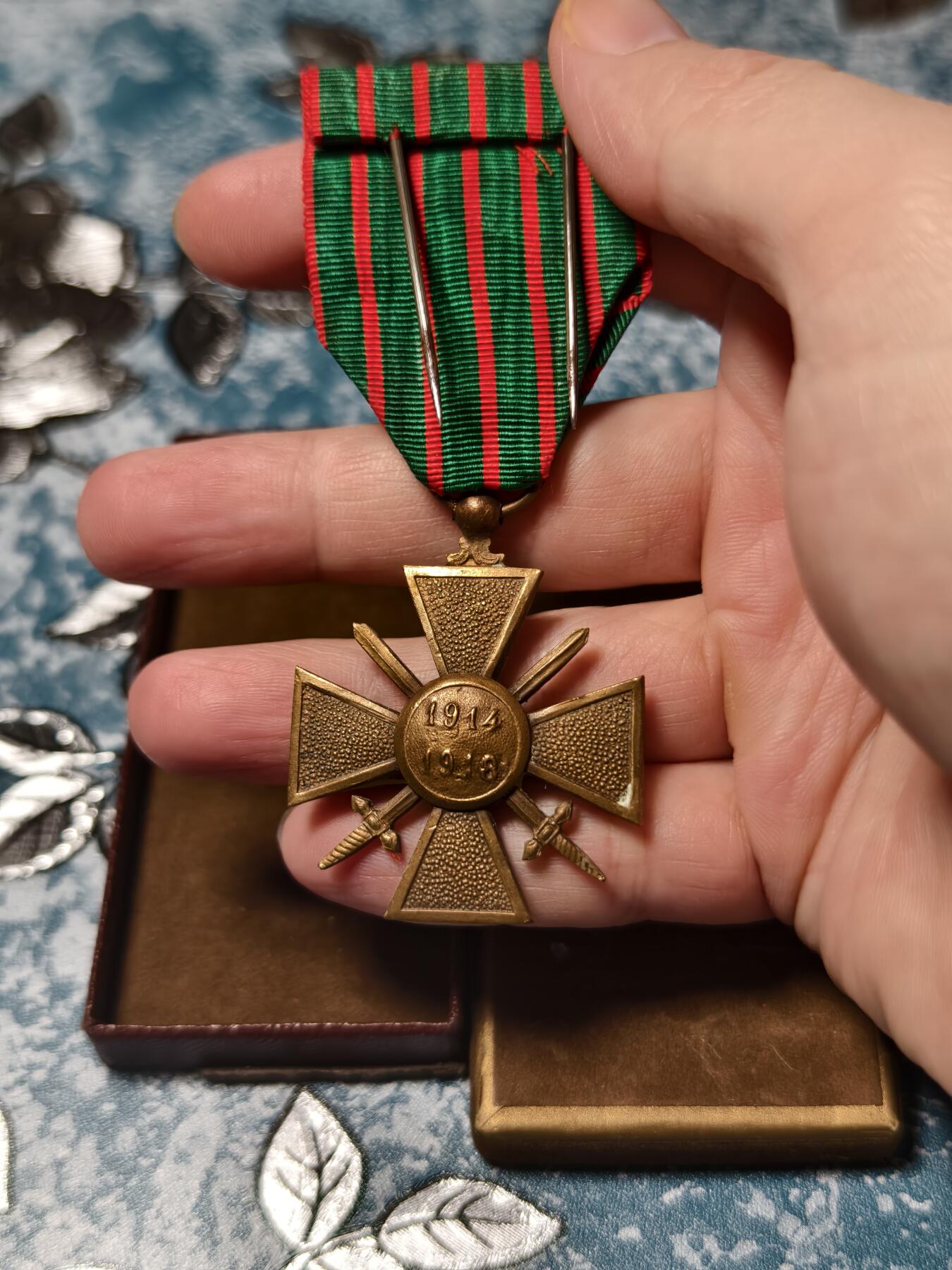 抚柳草堂-第二十期章牌钱币  奖章勋章免佣最后一期 满百包邮 放漏专场 法国一战战争十字勋章（Croix de Guerre 1914–1918）带一枚铜星（团级嘉奖）历史原品原盒带插针