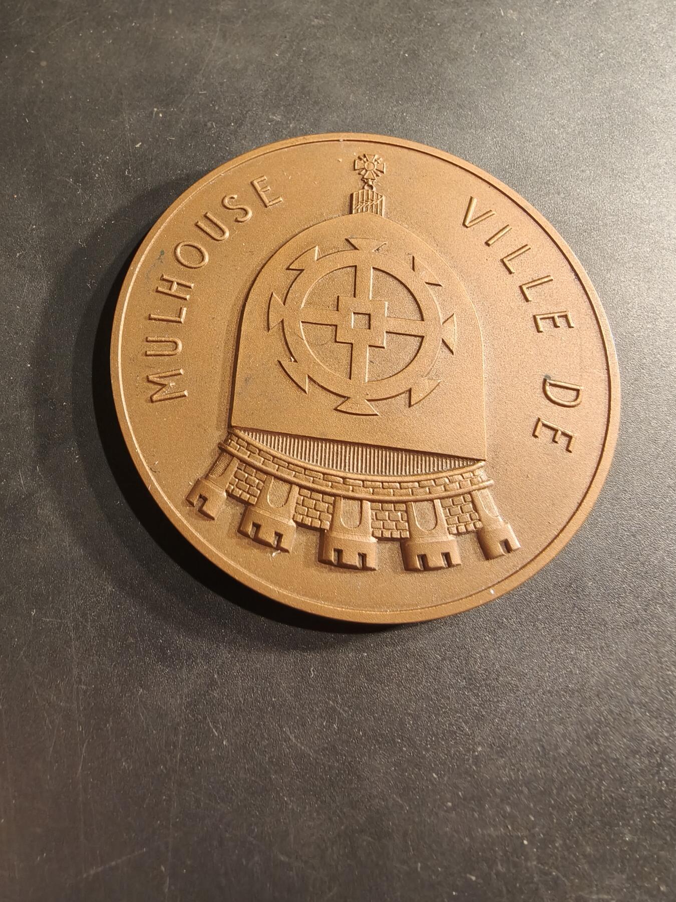 老王徽章第190期 法国莫尔豪斯市体育协会大铜章    直径70mm    重量148.6g