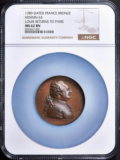 【俄甄集藏】2026年(050)04-01星期三 晚 19:30 全场包邮 - 法国1789年纪念大革命路易十六王室被迫迁往巴黎大铜章，NGC MS62，象征法国王权终结，共和开端，十分著名的历史题材纪念章，原铸难得，高浮雕，巧克力包浆，直径：50mm，名誉品种