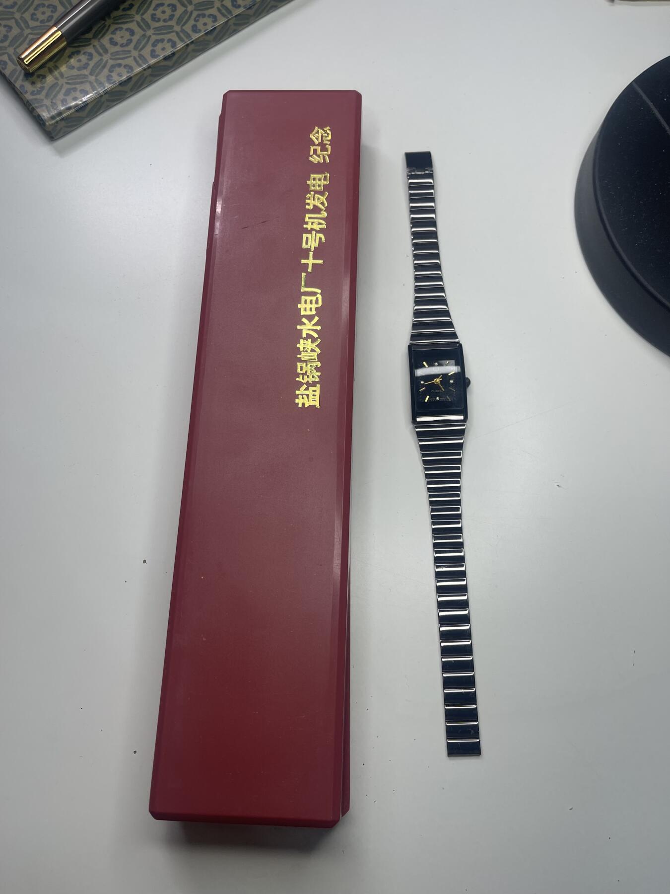 新时代收藏快速小拍 拍卖本周一线所得新货 3月29日场 水利发电专家谢宗林的证书与盐锅峡水电站十号机组发电纪念手表与英雄牌钢笔一套 手表为日本机芯定制表 背后有发电纪念字样 值得一提的是 该的主证书为水利水电部裁撤的最后一年1988年所颁发 傅作义曾任第一任部长