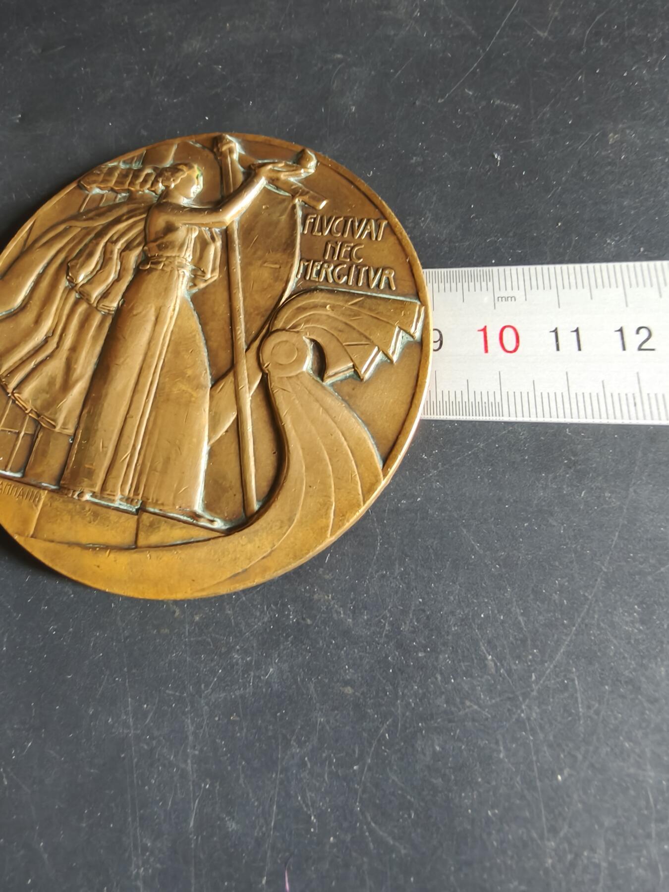 老王徽章第190期 法国巴黎埃斯蒂钠学校致敬法国著名演员雷内·亚历山大大铜章     原盒      保罗马塞尔作品      直径90mm    重量283.8g