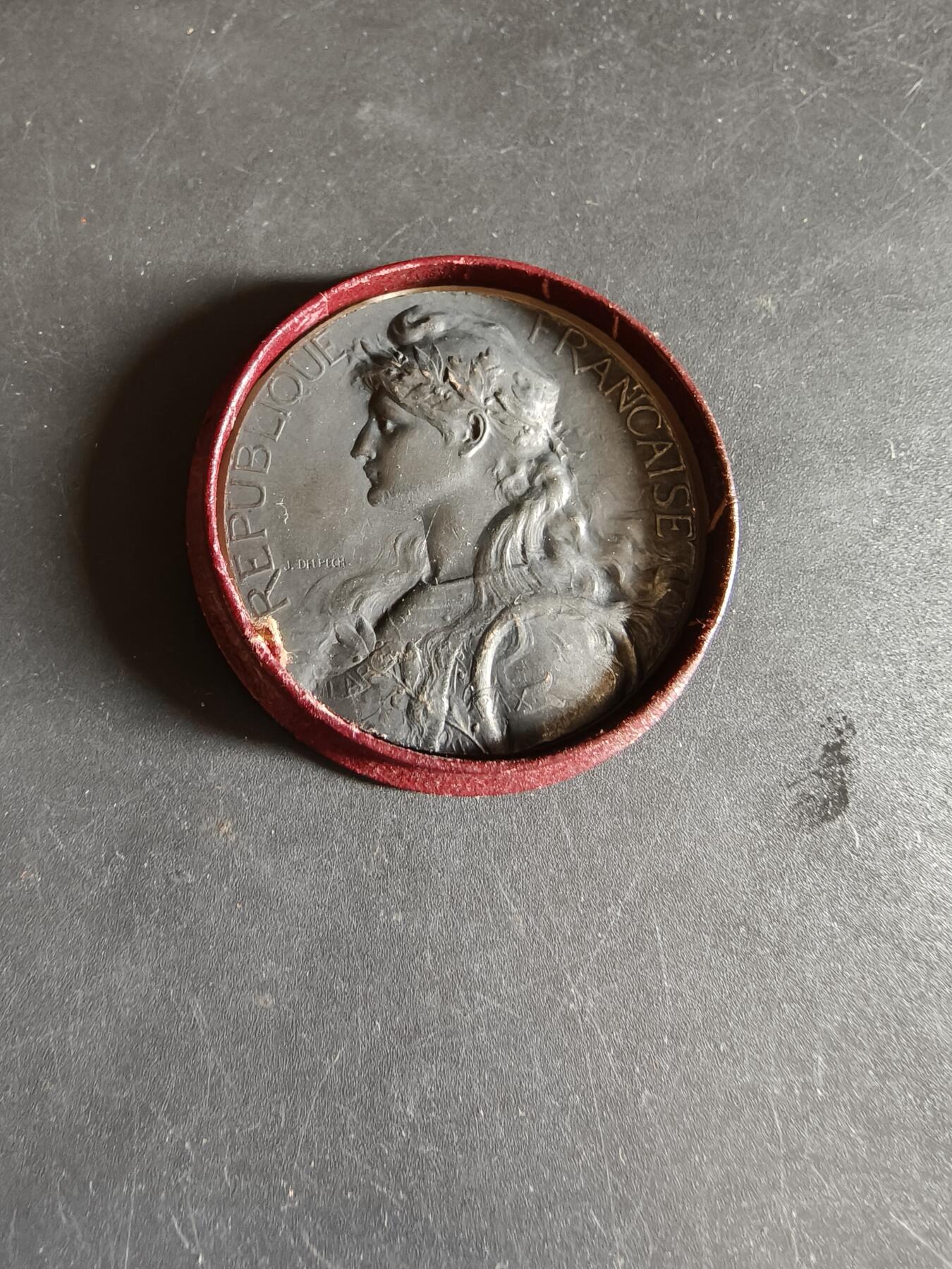 老王徽章第190期 法国巴黎信鸽之友协会镀银大铜章     原盒    玛丽安娜   大师J·德尔佩奇作品     直径41mm     重量29g