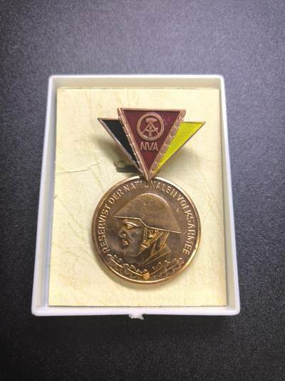 云宸嘉赏-勋臻文献佳藏优品精选场次（低佣 转发佣金红包） - 民主德国人民军预备役军官奖章带盒 