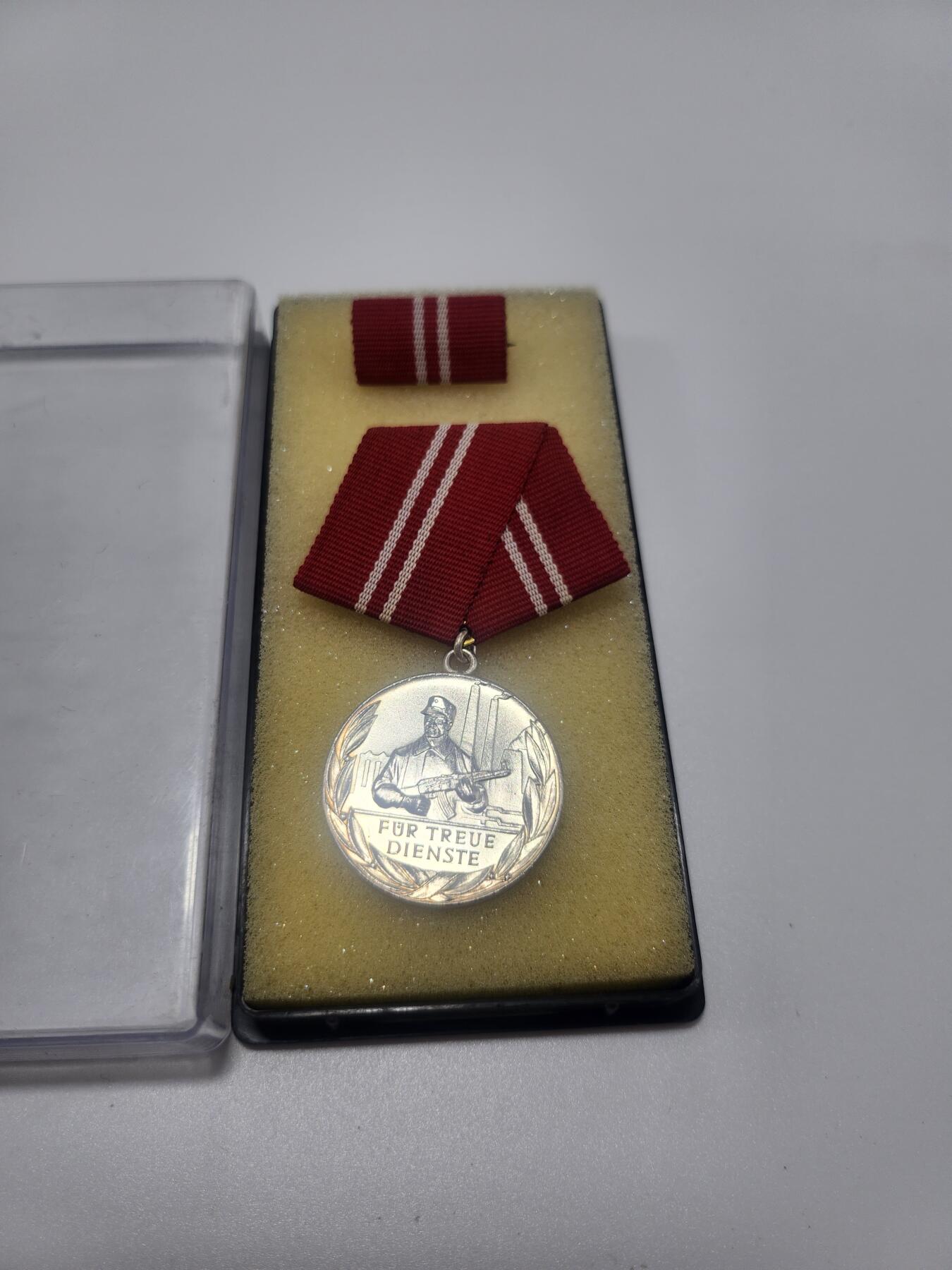 南水社第4次拍卖  民主德国银级工人阶级战斗队奖章 完好带盒略