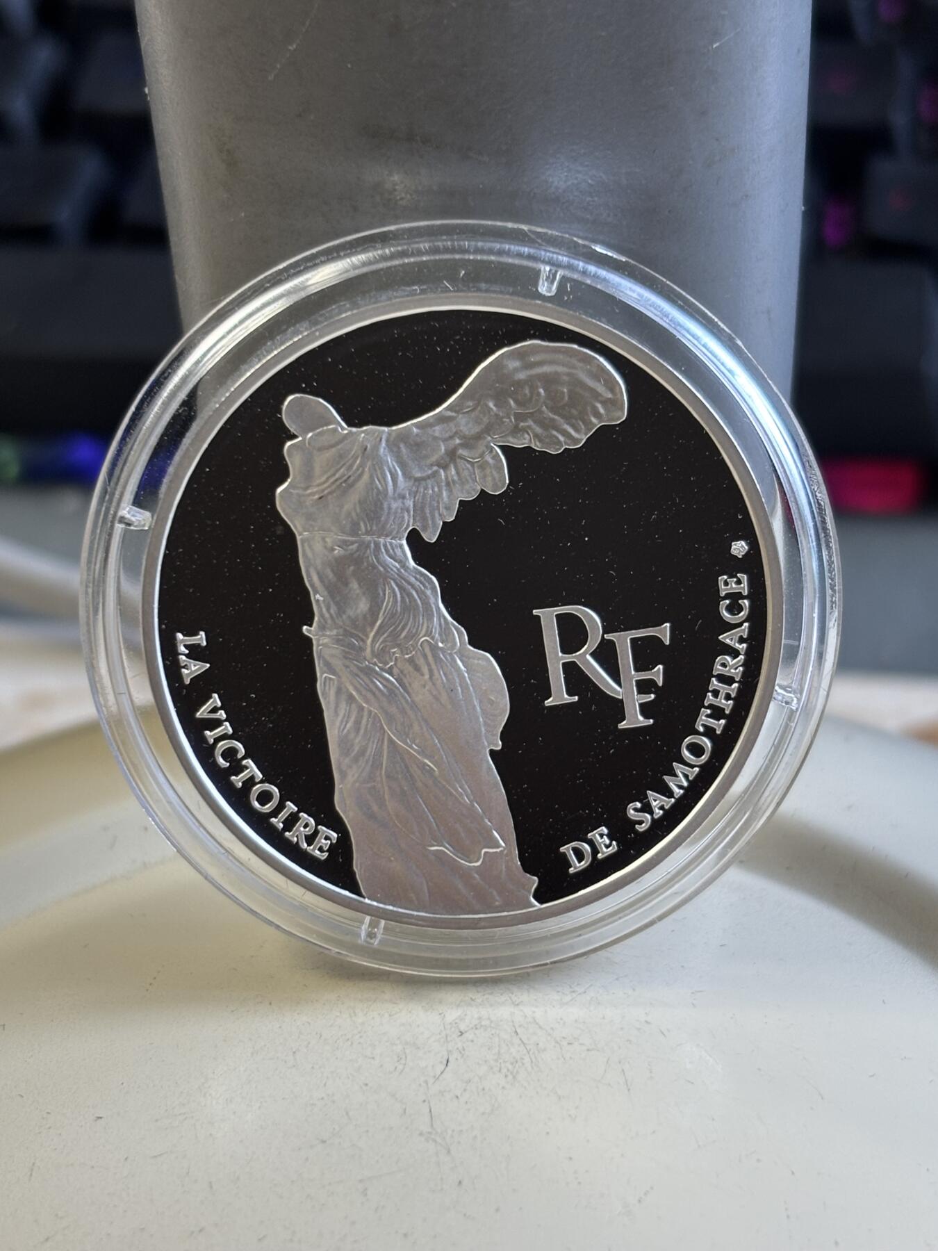 第194期拍卖 法国1993年卢浮宫馆藏系列胜利女神纪念银币，900银，22.2克，塑料盒有2处裂痕