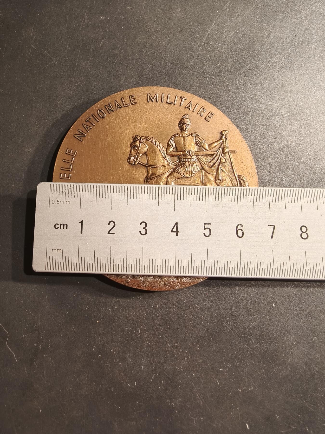 老王徽章第190期 法国国家军事互助会大铜章     赠予法国四星中将平斯曼将军     其在1994年担任地中海防区和里昂防御区军事指挥官      直径68mm     重量143.3g