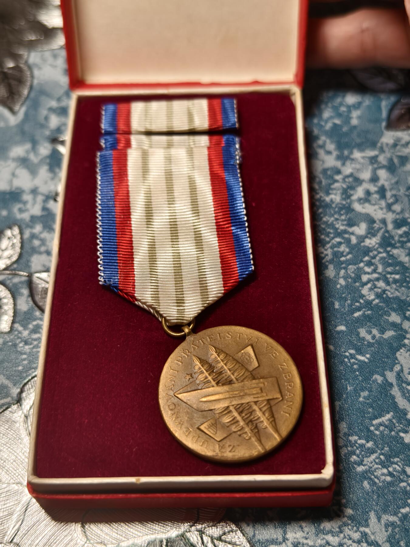 抚柳草堂-第二十期章牌钱币  奖章勋章免佣最后一期 满百包邮 放漏专场 捷克斯洛伐克社会主义共和国 三级加强武装友谊奖章 原盒美品 历史原品 华约体系下的奖章  