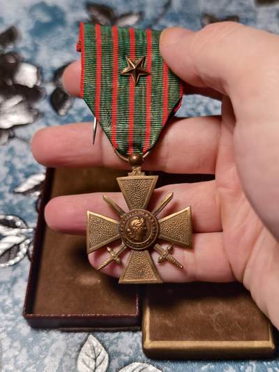 抚柳草堂-第二十八期章牌钱币  奖章勋章 满百包邮 放漏专场 法国一战战争十字勋章（Croix de Guerre 1914–1918）带一枚铜星（团级嘉奖）历史原品原盒带插针