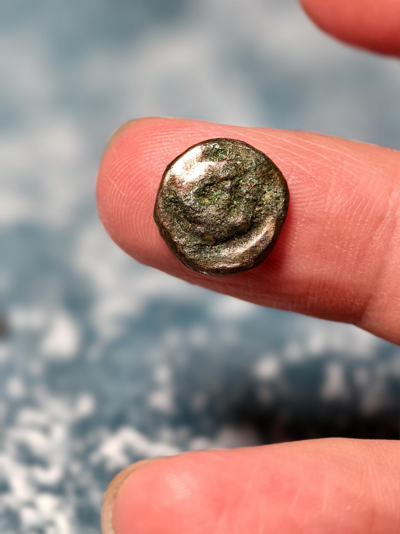 抚柳草堂-第二十期章牌钱币  奖章勋章免佣最后一期 满百包邮 放漏专场 三佛齐王国末期至满者伯夷王国早期打制小银币 1.9g重 正面有檀香花徽记，背面爪哇岛文，面值1 Unit或称Masa