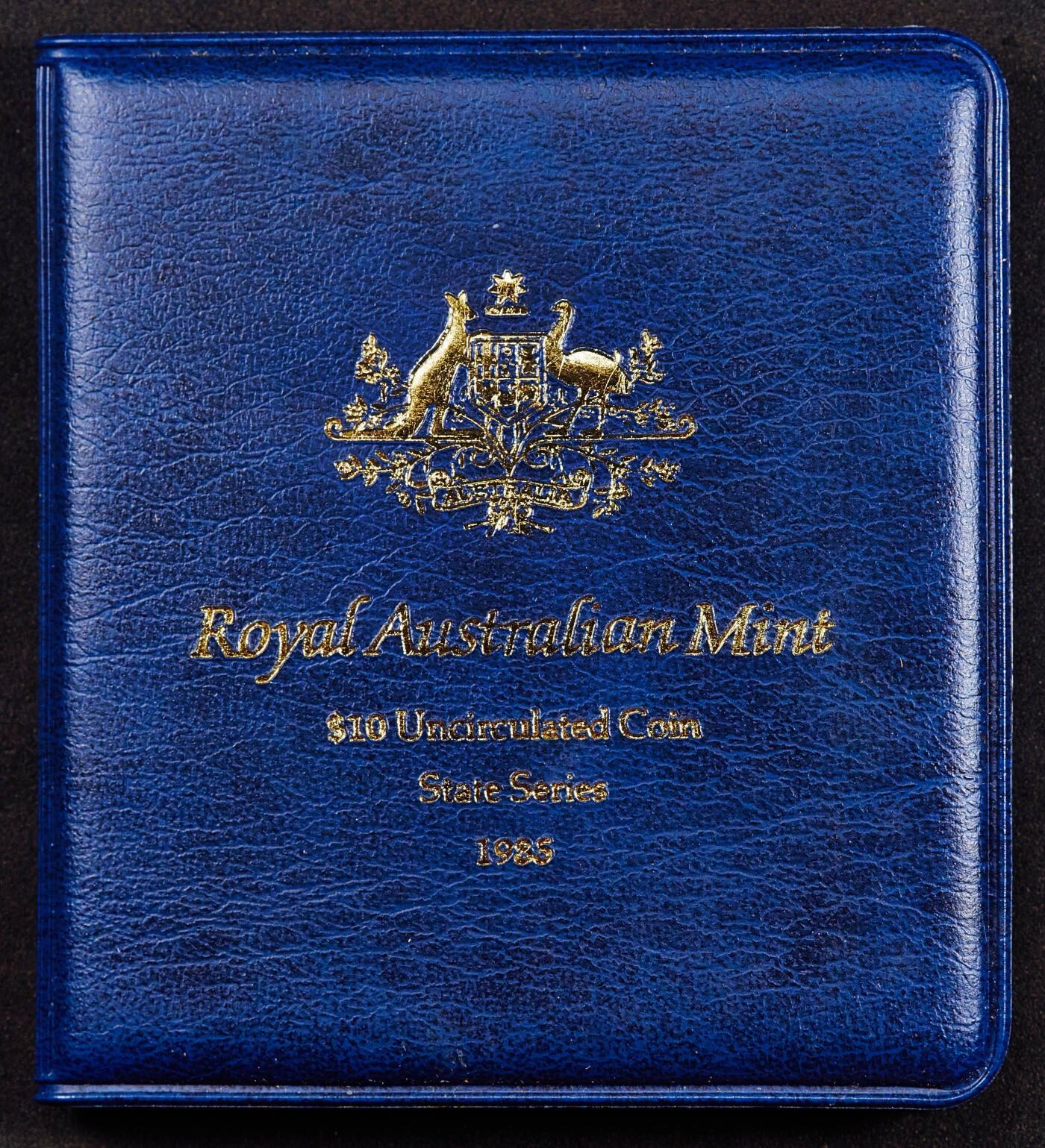 【俄甄集藏】2026年(050)04-01星期三 晚 19:30 全场包邮 澳大利亚1985年行政区系列-维多利亚州10元册装银币，带证，重20克，925银，发行量81751枚