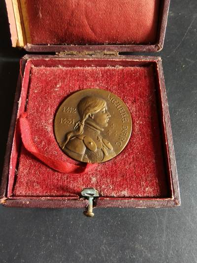 老王徽章第190期 - 法国奥尔良市戎装圣女贞德大铜章      原盒，盒子有损     直径36mm      重量22.5g