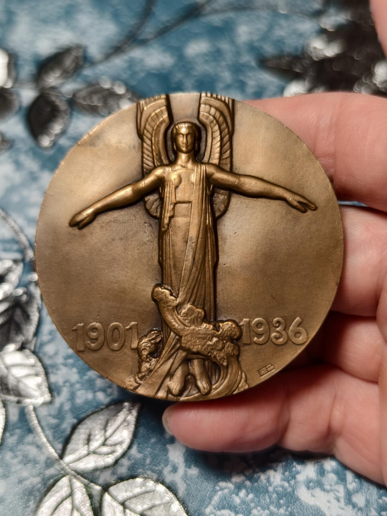 抚柳草堂-第二十期章牌钱币  奖章勋章免佣最后一期 满百包邮 放漏专场 1936法国航空先驱让·梅尔莫兹大铜章 直径59mm 重123.3g  传奇飞行员让·梅尔莫兹  超高浮雕品相不错 - 让·梅尔莫兹是法国航空黄金时代的代表人物，他的失踪是当时法国的重大事件，这枚章牌是航空史与现代史的重要实物见证