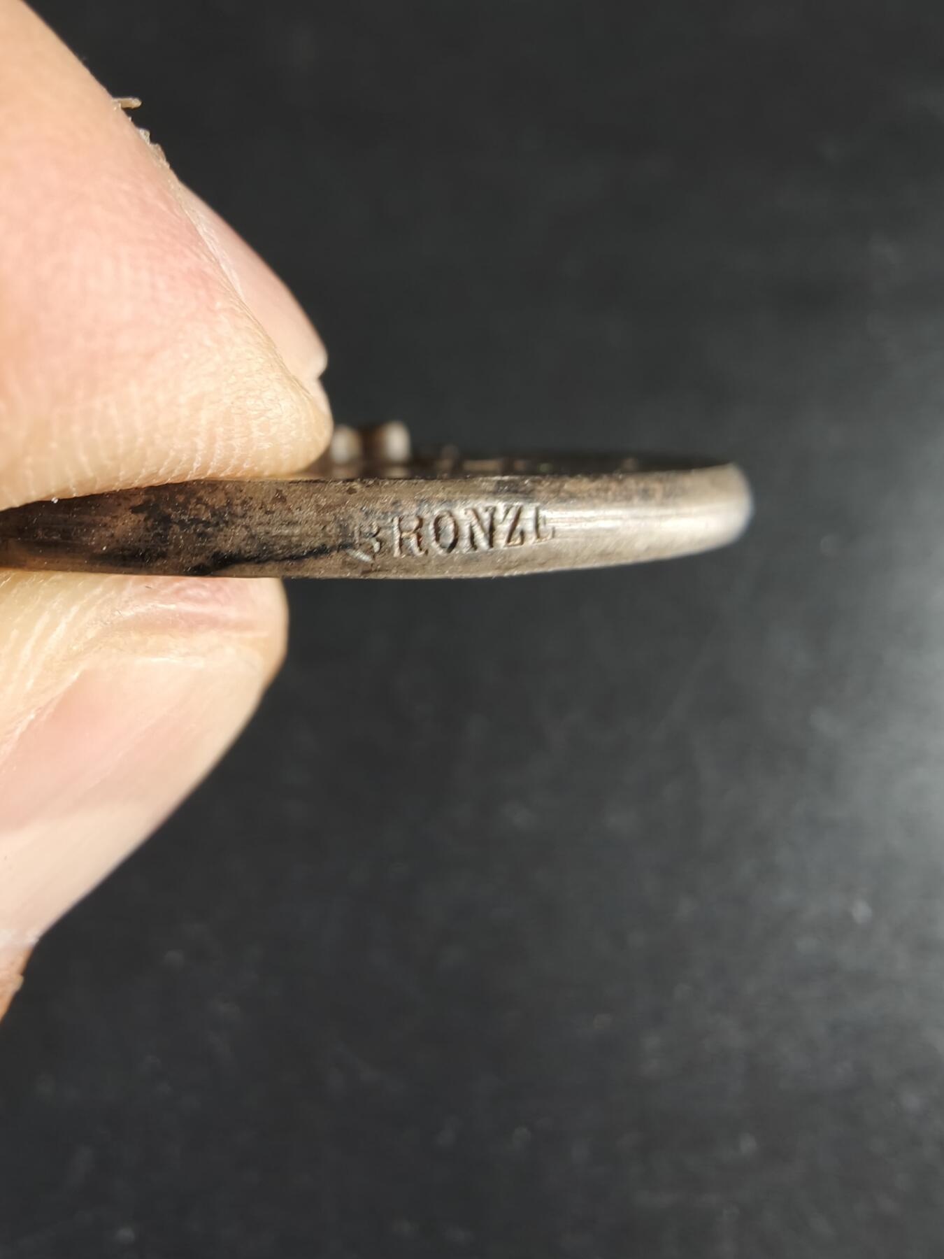 老王徽章第190期 法国马孔市体操联合会镀银大铜章    原盒    高浮雕     直径50mm     重量52.7g