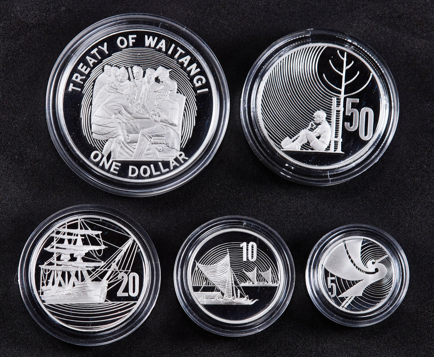 【俄甄集藏】2026年(050)04-01星期三 晚 19:30 全场包邮 新西兰1990年大事记5分-1元全银精制硬币5枚全套，原盒证，总重65.83克，925银，发行量7000套，纪念《怀唐伊条约》签署150周年、欧洲移民抵达新西兰200周年、一战澳新军团加里波利登陆75周年、奥克兰第14届英联邦运动会举办