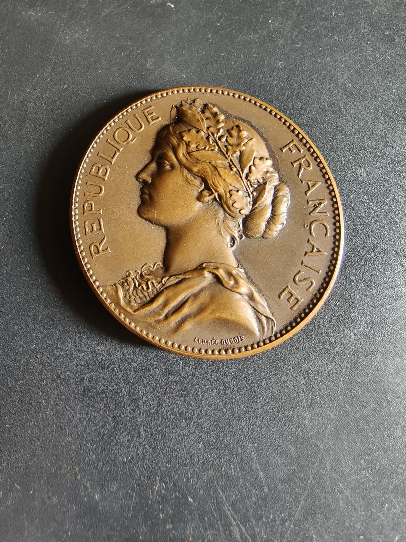 老王徽章第190期 法国利摩日国立装饰艺术学院大铜章     大师路易·波特作品     原盒       直径45mm      重量53.6g