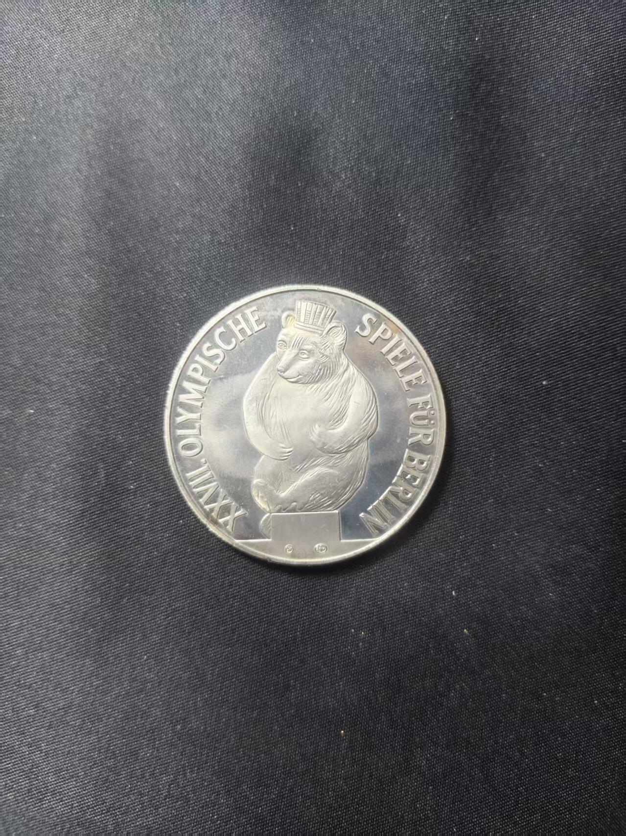 云宸嘉赏-勋臻文献佳藏优品精选场次（低佣 转发佣金红包） 联邦德国2000年柏林奥运会申报纪念章 金属镀银材质 