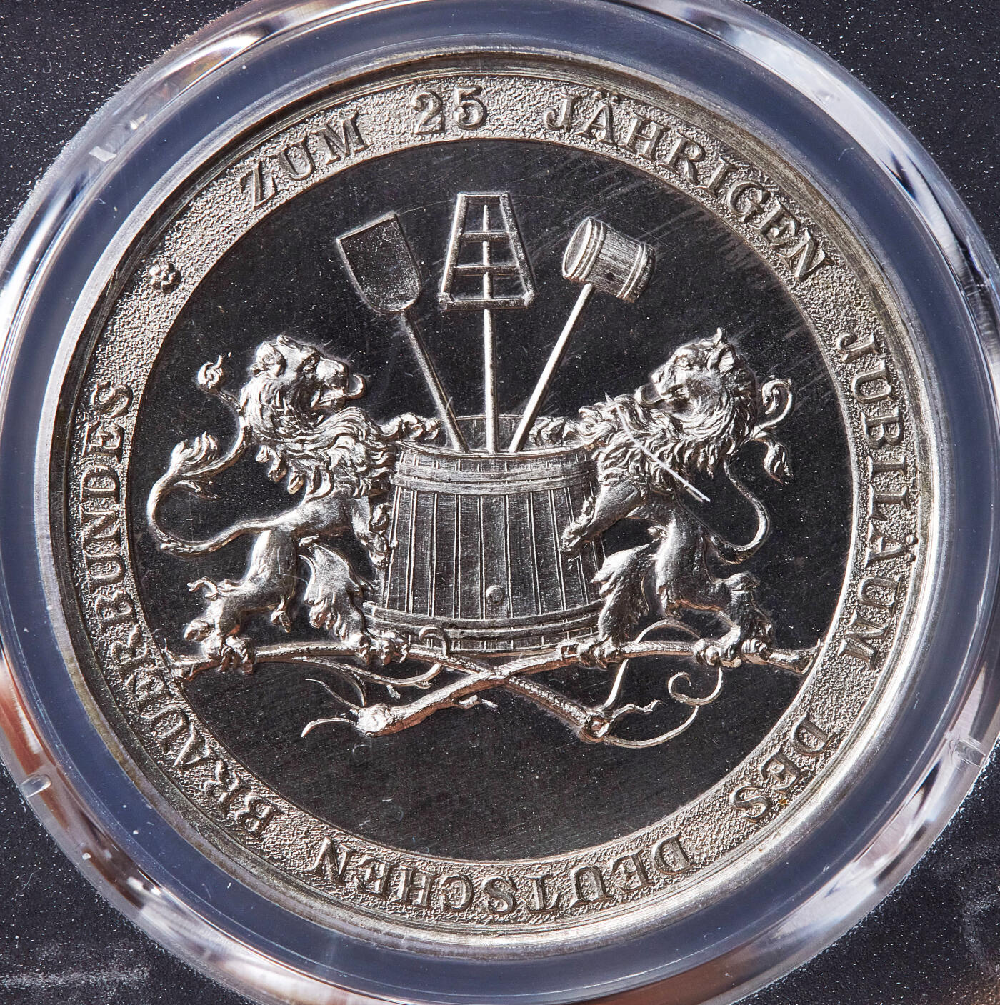 【俄甄集藏】2026年(050)04-01星期三 晚 19:30 全场包邮 德国1896年纽伦堡酿酒协会成立25周年城市景观镀银纪念铜章，PCGS SP64，镜面底板，亚军，设计精美