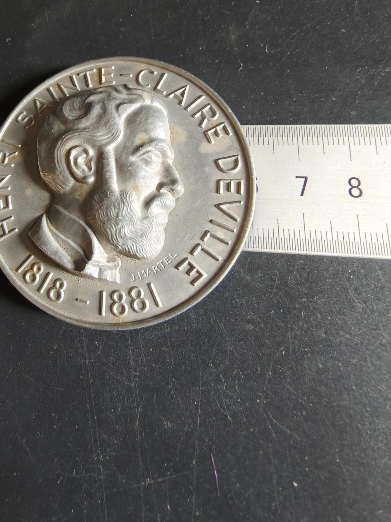 老王徽章第190期 法国铝业公司成立百年纪念章     原盒     铝制    特殊材质保存不易     高浮雕       直径60mm     重量37.3g   