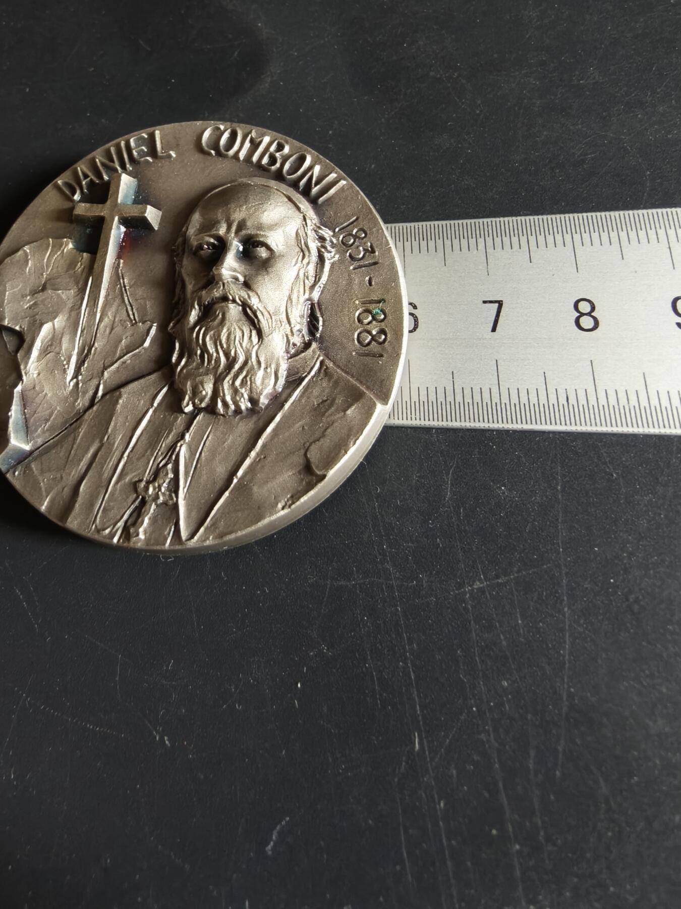 老王徽章第190期 法国天主教会圣丹尼尔·孔博尼镀银纪念章      高浮雕     原盒        他是19世纪著名的天主教传教士和非洲传教修会的创始人        直径60mm     重量132.5g