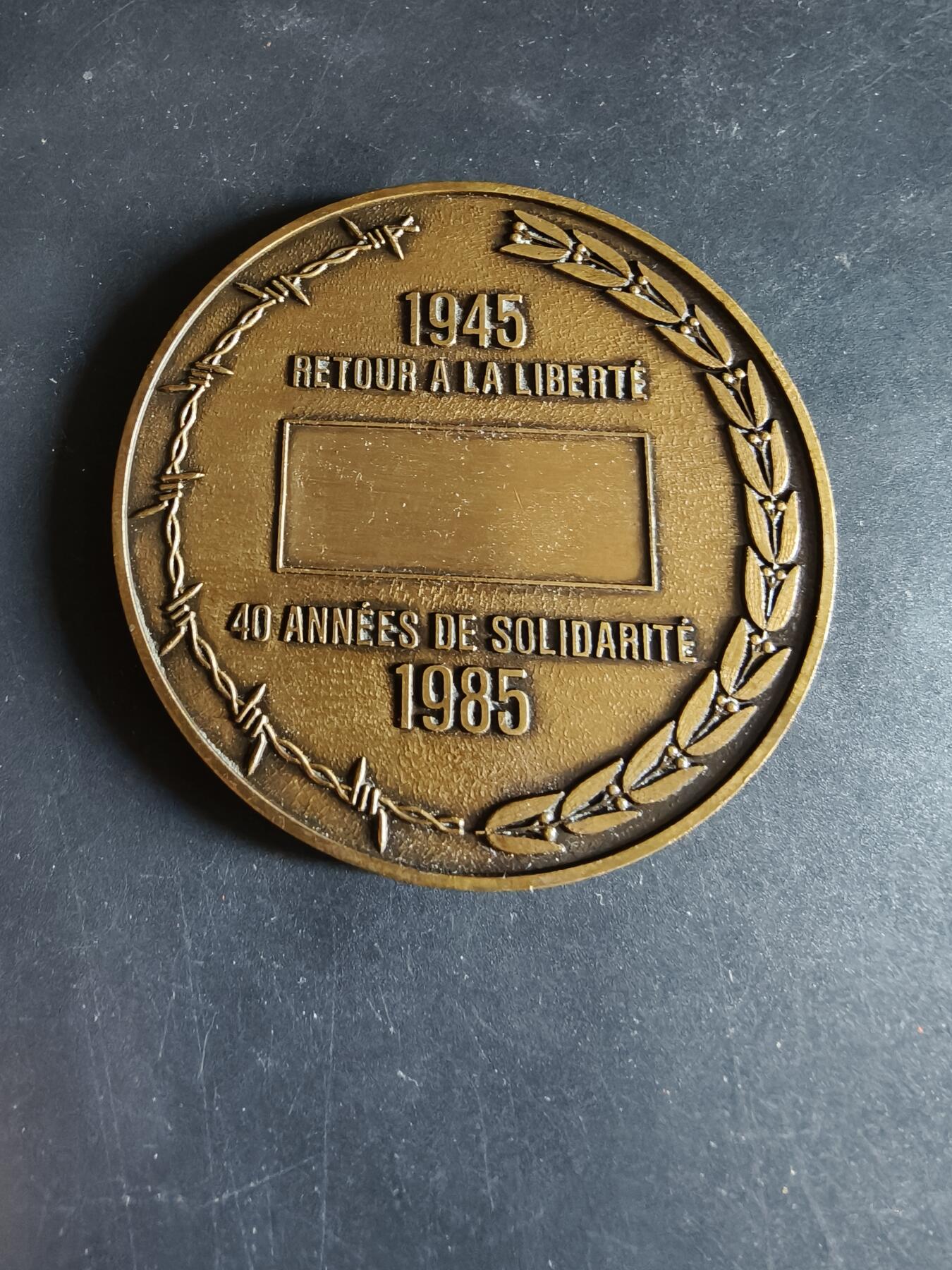 老王徽章第190期 法国二战国家战争受害者、战俘、 被驱逐者和受难者联合会成立40周年大铜章       原盒       直径70mm     重量98.6g
