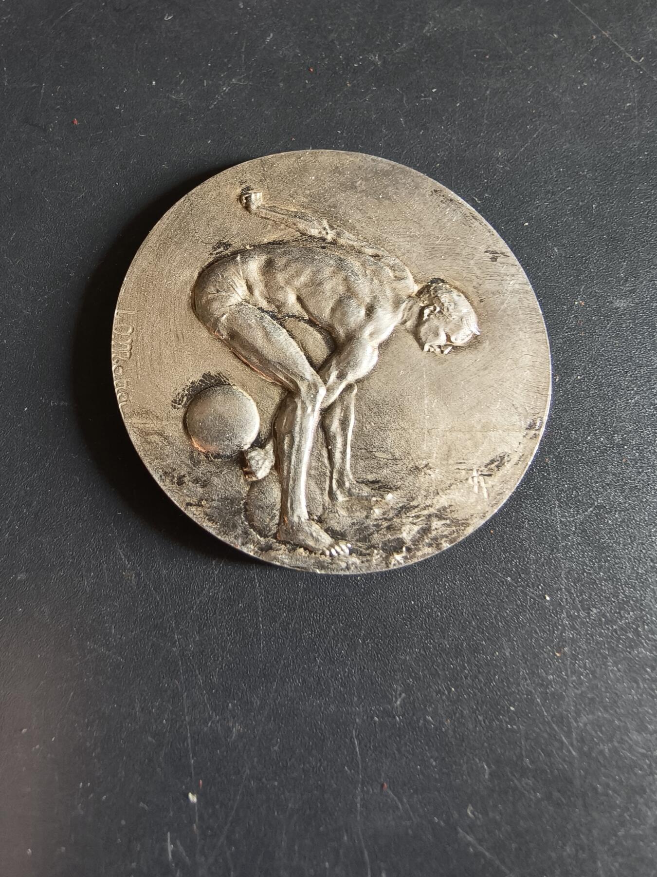 老王徽章第190期 法国举重运动镀银大铜章     原盒     直径41mm    重量27.6g