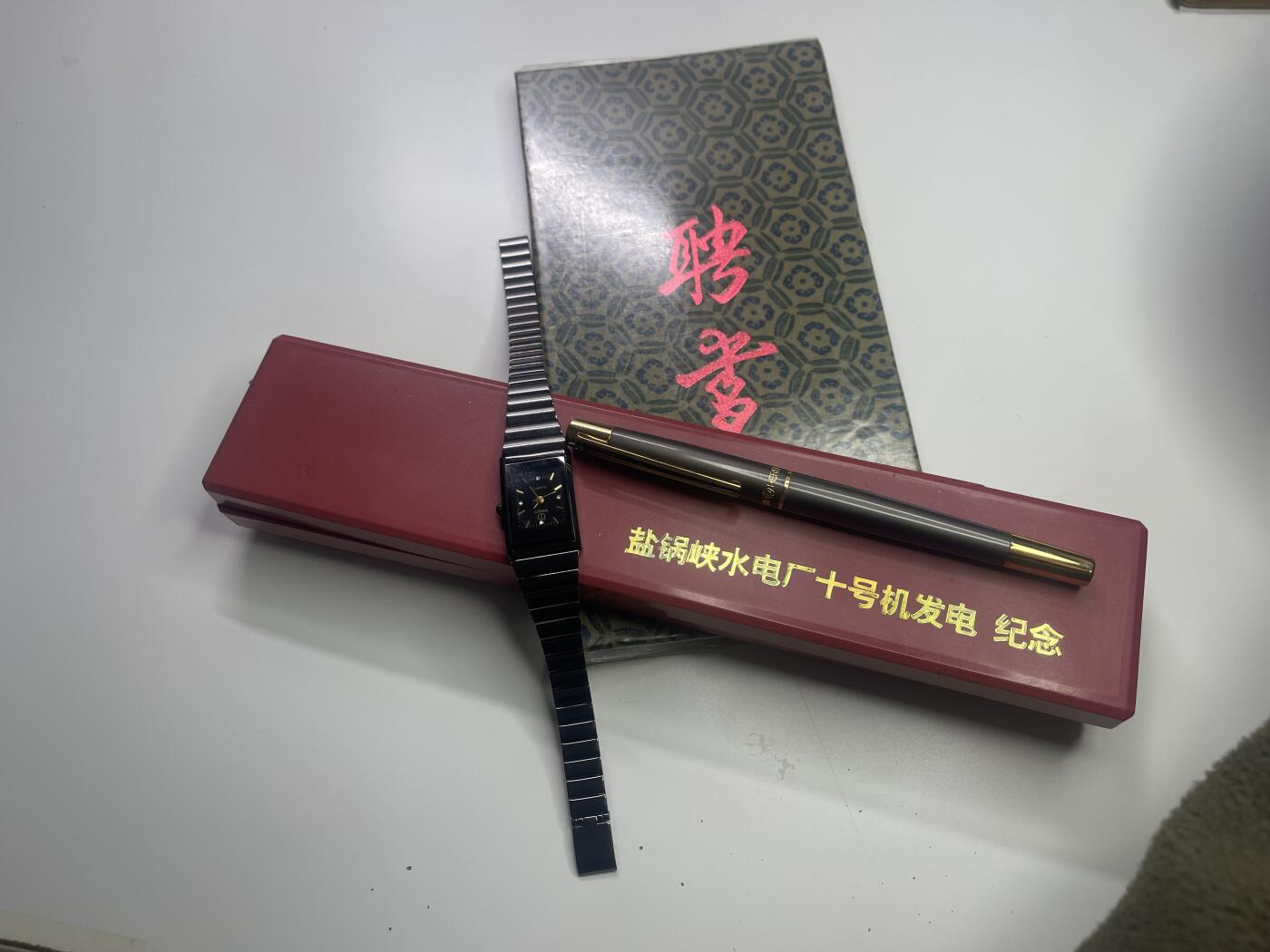 新时代收藏快速小拍 拍卖本周一线所得新货 3月29日场 水利发电专家谢宗林的证书与盐锅峡水电站十号机组发电纪念手表与英雄牌钢笔一套 手表为日本机芯定制表 背后有发电纪念字样 值得一提的是 该的主证书为水利水电部裁撤的最后一年1988年所颁发 傅作义曾任第一任部长