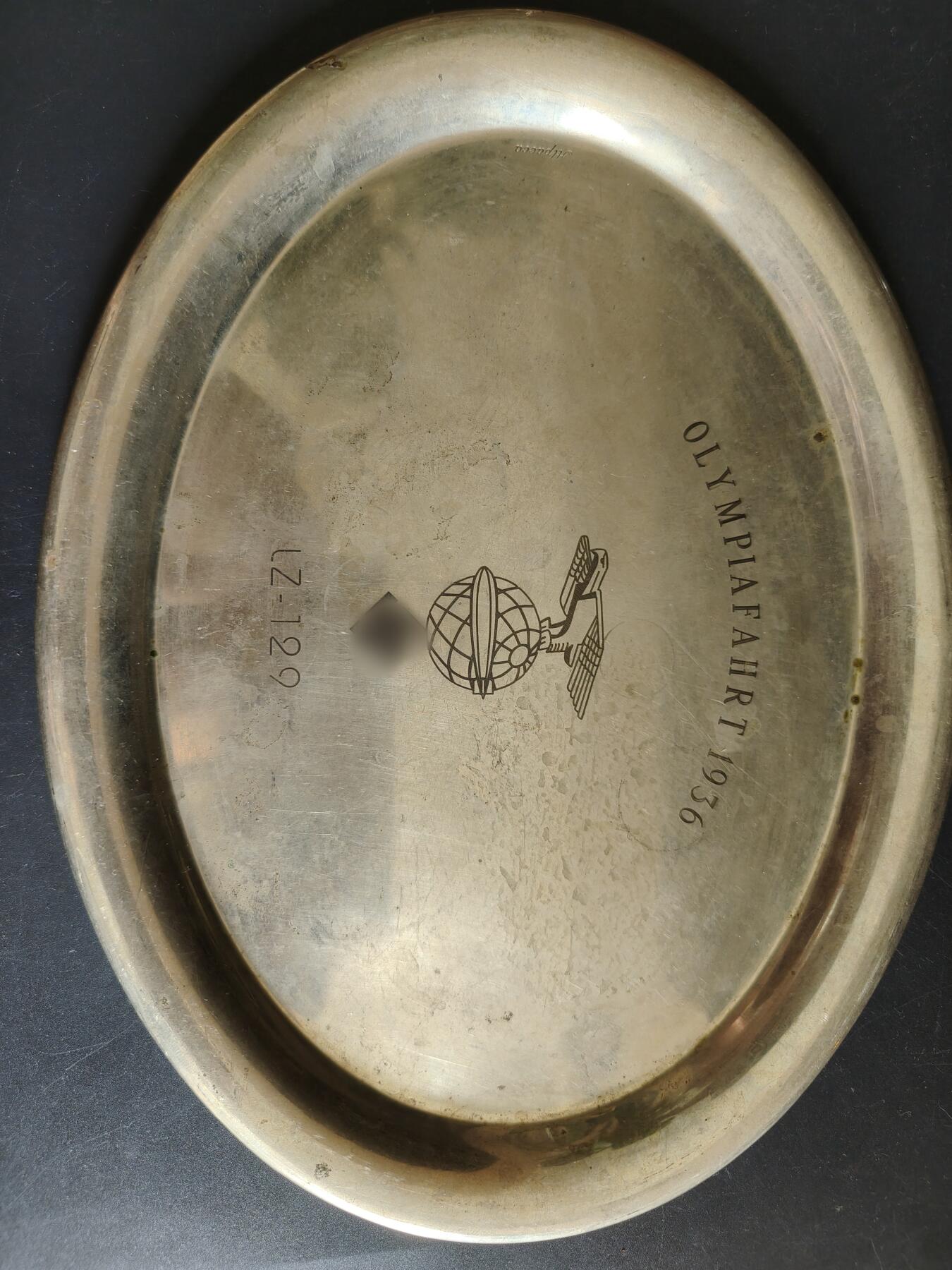老王徽章第190期 德国1936年奥运会兴登堡号飞艇飞越柏林奥林匹克体育场纪念镀银盘        尺寸26×20.5cm      重量320g      带厂标