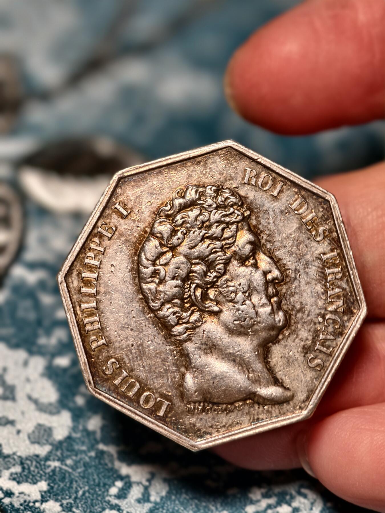 抚柳草堂-第二十期章牌钱币  奖章勋章免佣最后一期 满百包邮 放漏专场 1832-1841法国菲利普一世巴黎公证处八角银章 油灯边铭 950银18.9克 32.5mm 环彩漂亮 老味道难得