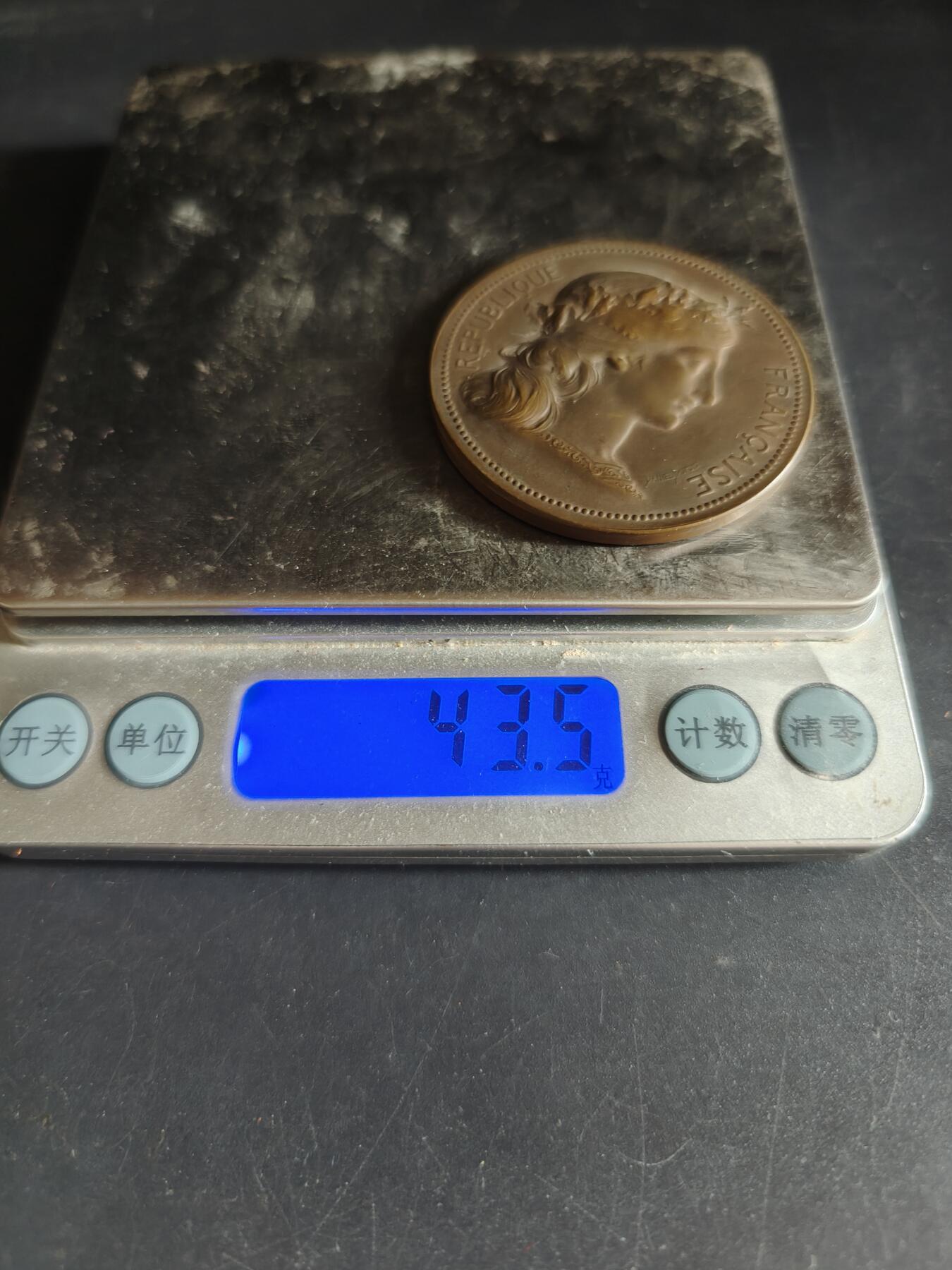 老王徽章第190期 法国利摩日国立装饰艺术学院大铜章     大师路易·波特作品     原盒       直径45mm      重量43.5g