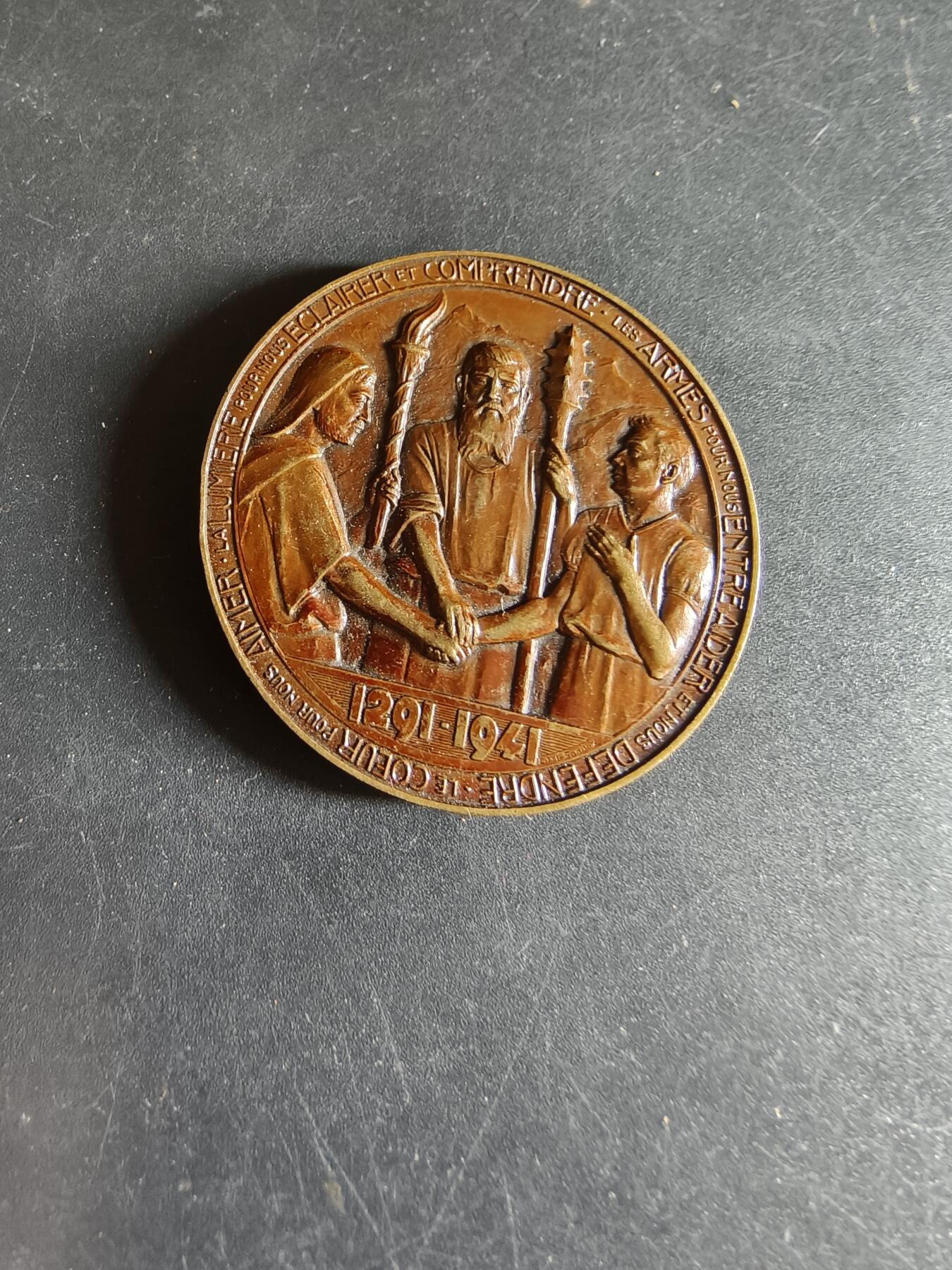 老王徽章第190期 瑞士慈善协会700周年纪念章    原盒,盒子有老化变形      直径42mm     重量35.1g