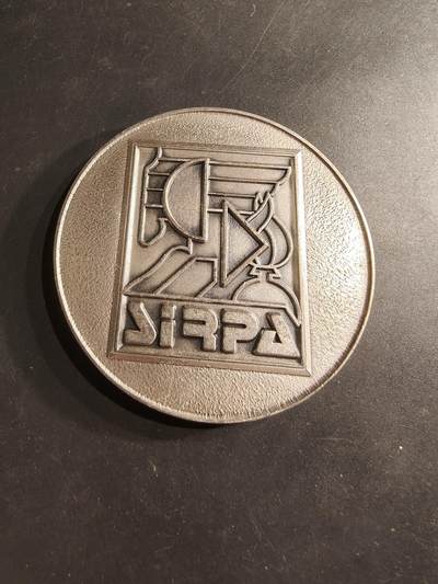 老王徽章第190期 - 法国国防部新闻与公共关系局镀银大铜章     授予平斯曼上校     直径70mm    重量171g