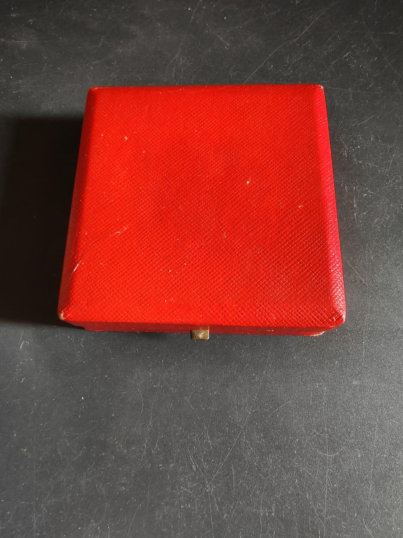 老王徽章第190期 法国射击协会镀金铜奖章     原盒     直径50mm     重量52g