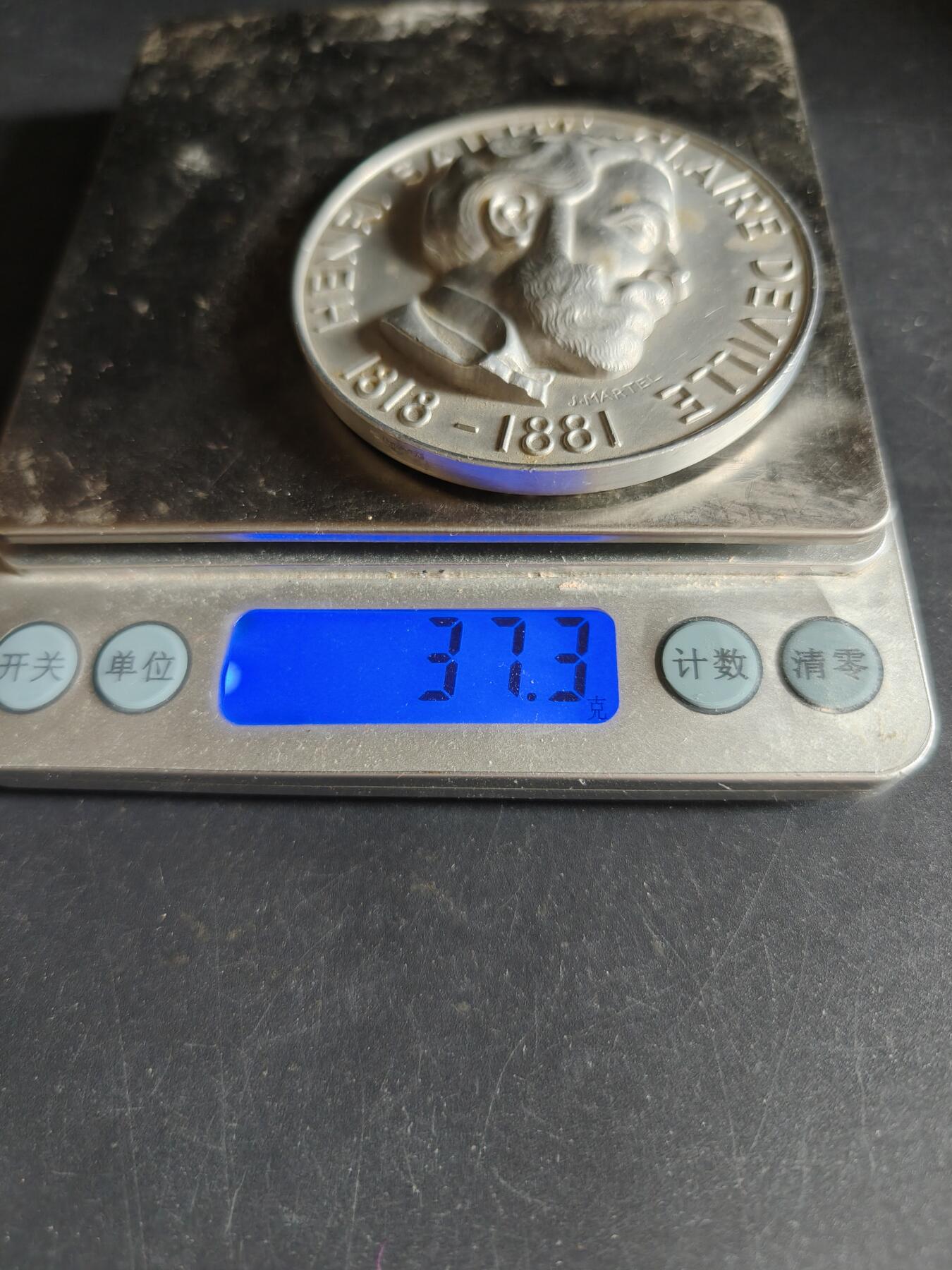 老王徽章第190期 法国铝业公司成立百年纪念章     原盒     铝制    特殊材质保存不易     高浮雕       直径60mm     重量37.3g   