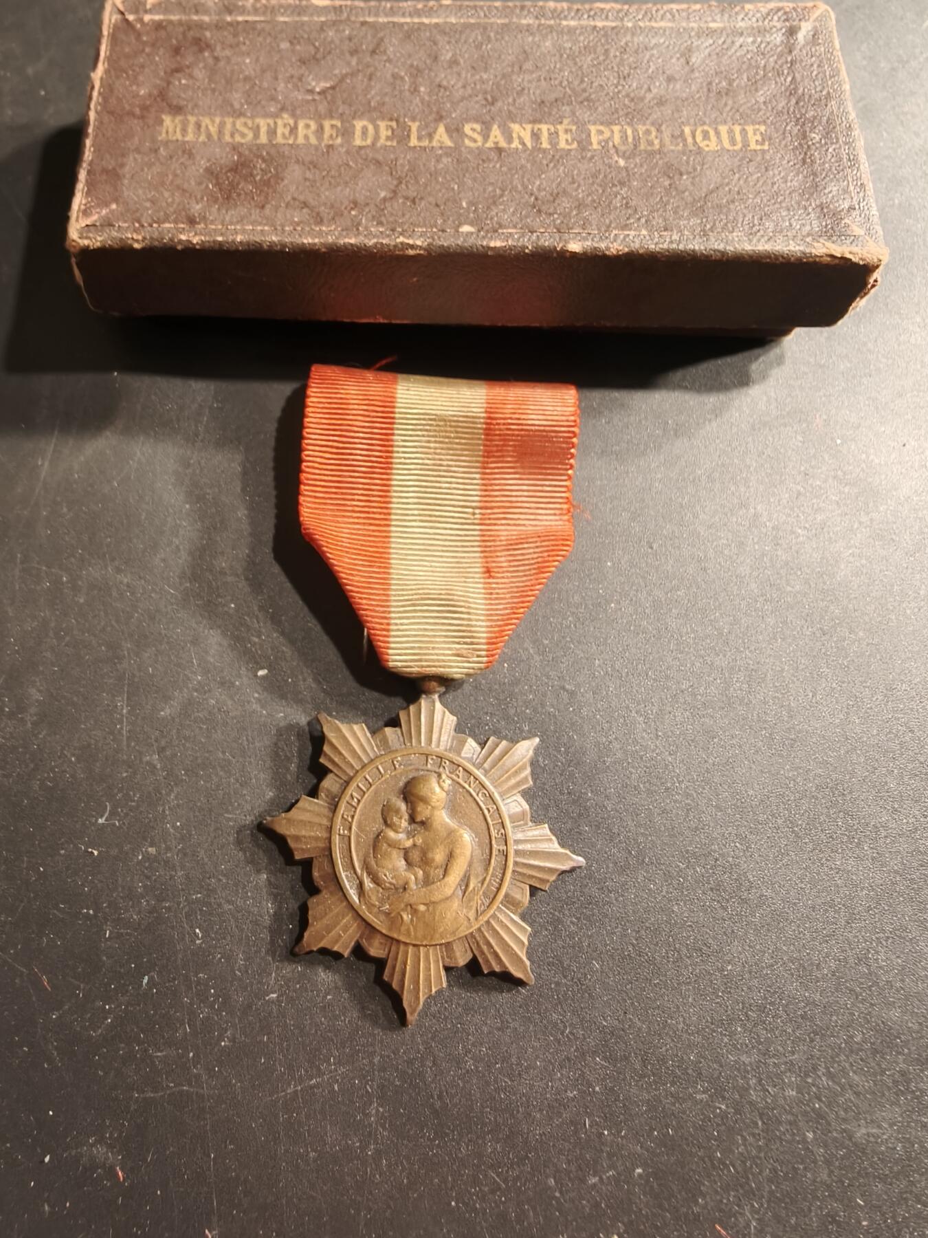 老王徽章第190期 法国卫生部铜级母亲奖章    原盒