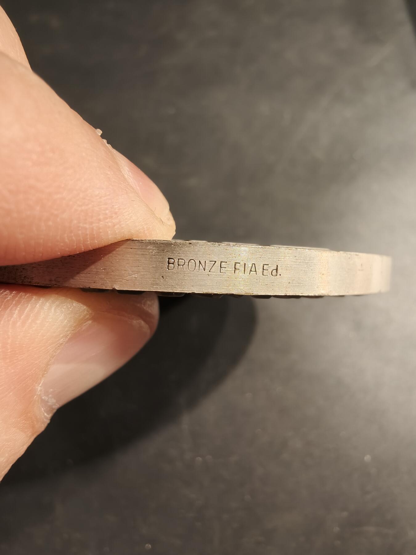 老王徽章第190期 法国国防部新闻与公共关系局镀银大铜章     授予平斯曼上校     直径70mm    重量171g