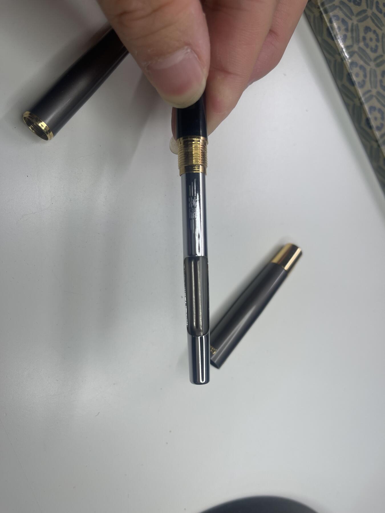 新时代收藏快速小拍 拍卖本周一线所得新货 3月29日场 水利发电专家谢宗林的证书与盐锅峡水电站十号机组发电纪念手表与英雄牌钢笔一套 手表为日本机芯定制表 背后有发电纪念字样 值得一提的是 该的主证书为水利水电部裁撤的最后一年1988年所颁发 傅作义曾任第一任部长