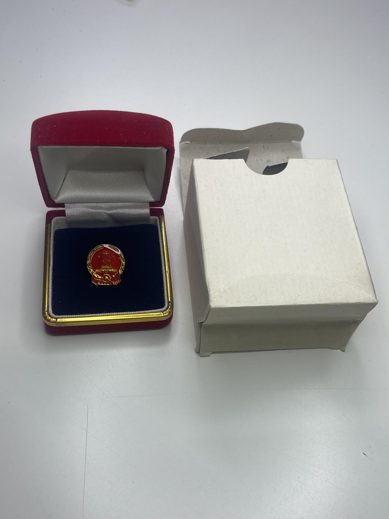 新时代收藏快速小拍 拍卖本周一线所得新货 3月29日场 精装代表徽章 带原盒